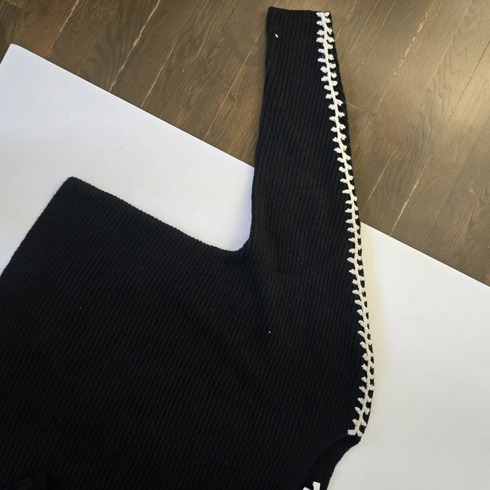 Pure Jill by J.Jill crew neck wide neck black with embroidered arm detail sz L